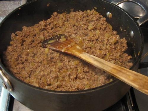 обсмажуємо фарш з цибулею