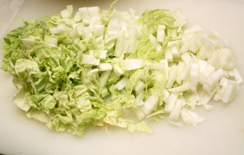 пекінську капусту шаткуємо