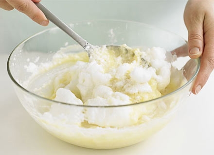 збиваємо білки і додаємо їх у молочну масу