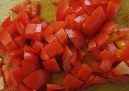подрібнюємо помідори