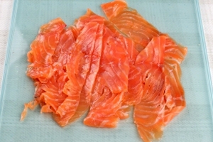 Нарізаємо тоненькими шматочками філе сьомги