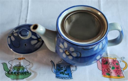 обполіскуємо заварник окропом