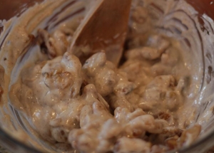 додаємо в манну суміш горіхи і масло