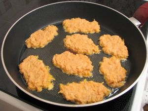 обсмажуємо морквяно-кабачкові оладки