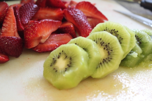 нарізаємо ківі і полуницю