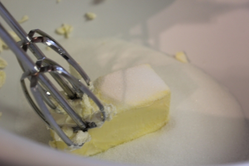 змішуємо масло з цукром