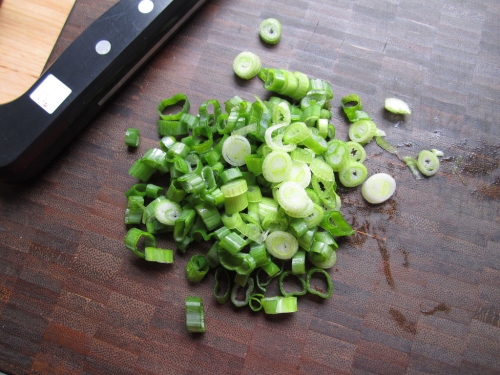 нарізаємо зелену цибулю