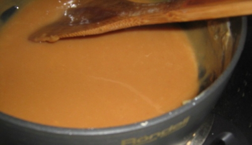 ставимо каструлю з гущенкой в холодну воду