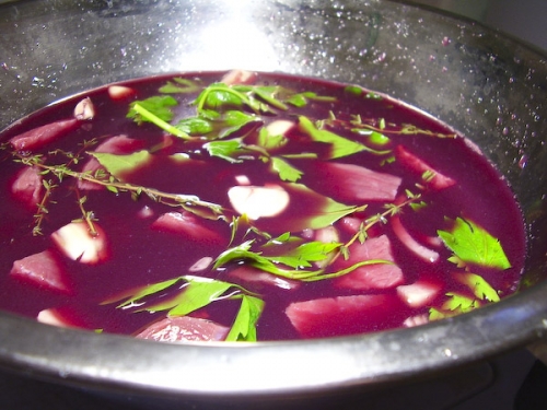 заливаємо все вином і залишаємо маринуватися