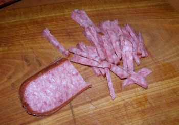 Нарізаємо ковбасу на шматочки