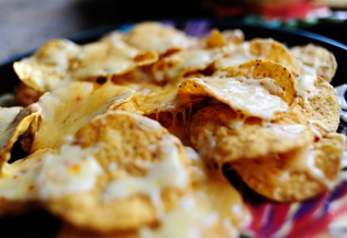 перекалдываем чіпси в тарілку