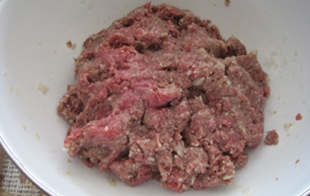 перемішуємо м'ясний фарш з цибулею і часником