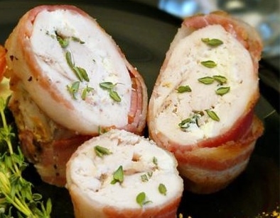 Рулетики з грудок в беконі з козячим сиром
