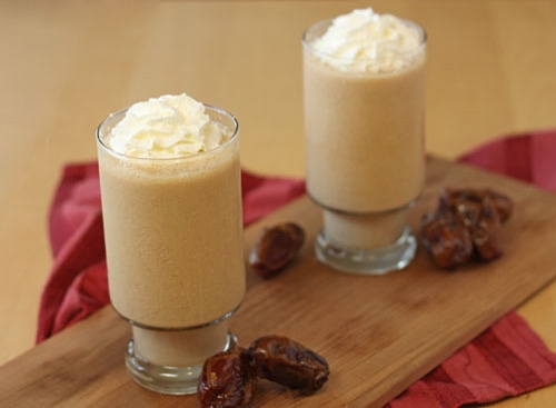 коктейль з ванільним морозивом і фініками