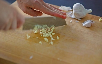 дрібно рубаємо часник