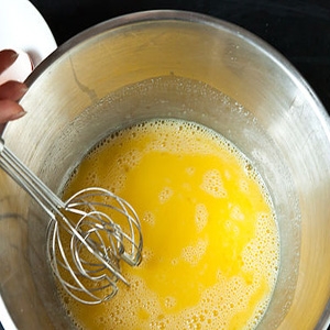 яйця в мисці