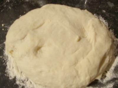 Викладаємо тісто на кухонний стіл