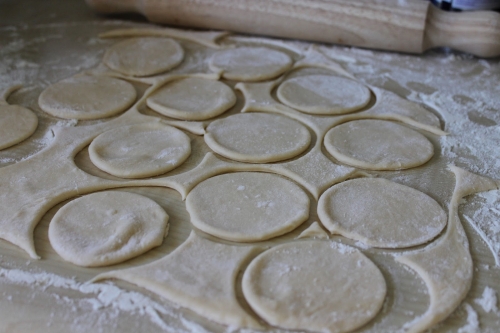 видавлюємо заготовки для вареників