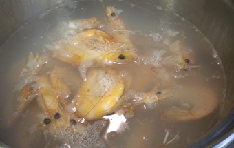 заливаємо креветки окропом