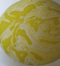 Змішуємо молоко з яйцем