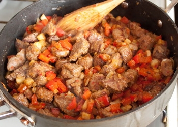 з'єднуємо овочі і м'ясо і заливаємо водою