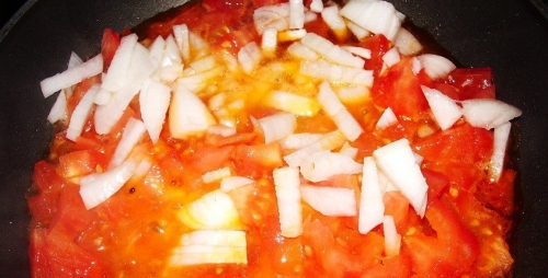 обсмажуємо помідори з цибулею