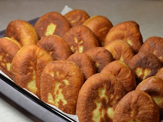 смажені пиріжки з капустою