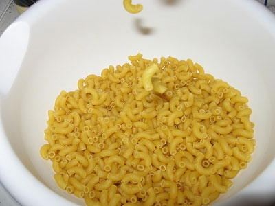 макарони в мисці