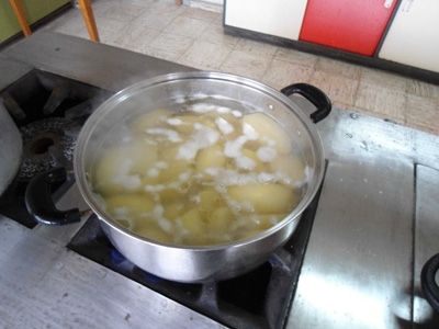 картопля в каструлі