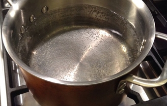 ставимо каструлю з водою на вогонь