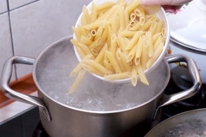 додаємо пасту в окріп