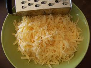 натираємо сир на тертці