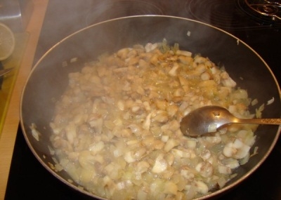 пасеруємо цибулю