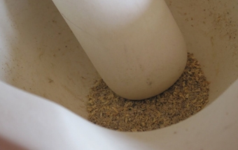 товчемо перець горошком і коріандр