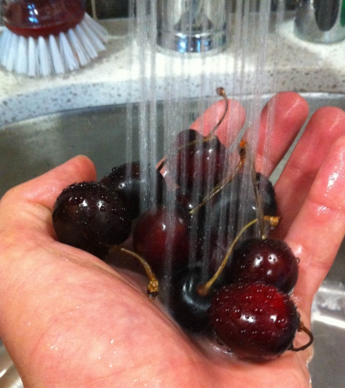 промиваємо вишню у воді