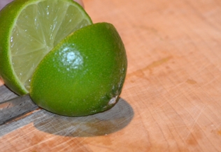 розрізаємо лайм на кілька шматочків