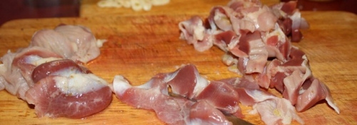 нарізаємо курячі шлунки