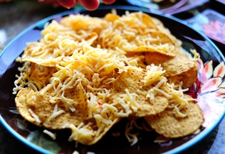 посипаємо тертим сиром чіпси