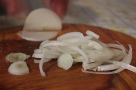 нарізаємо цибулю півкільцями