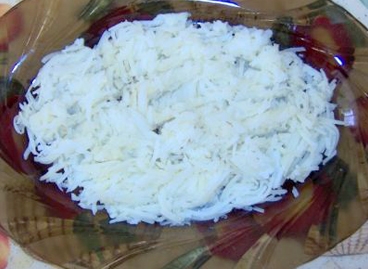 Викладаємо перший шар салату