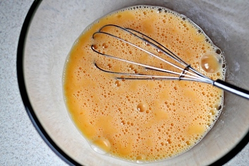 У глибокій мисці змішуємо рідкі інгредієнти