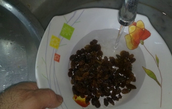 промиваємо родзинки під водою