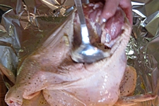 викладаємо начинку всередину курки