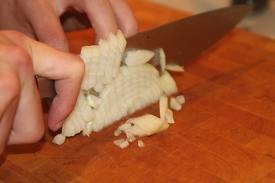 подрібнюємо цибулю