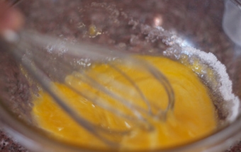 збиваємо яйця з цукром