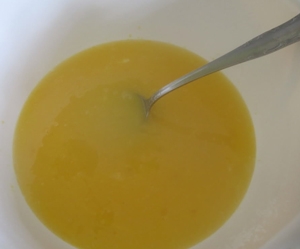 перемішуємо рослинне масло з цукром