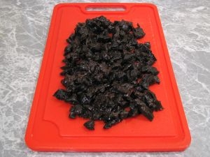 нарізаємо чорнослив