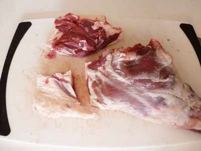 нога на столі