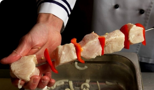 нанизуємо шматки риби на вертел