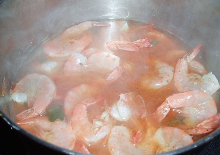 Відварюємо креветки